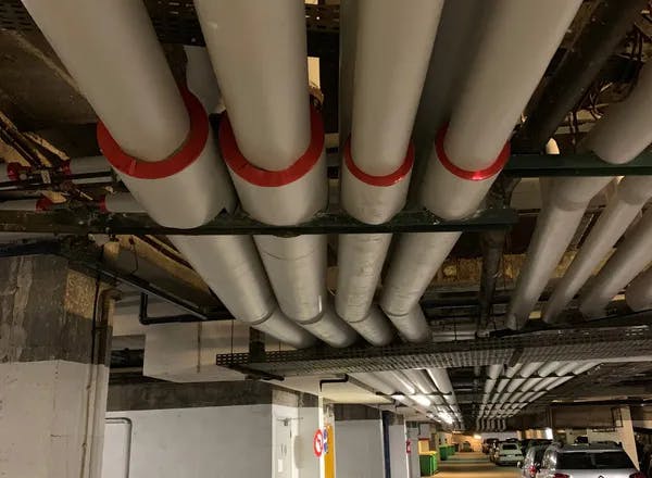 tuyaux revêtement PVC dans sous-sol